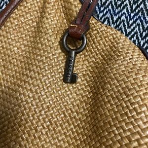 Fossil purse medium size w/ 2 side pockets and center has 3 pockets ( 1 zipper)